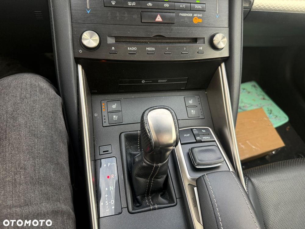 Lexus IS 300h F Sport Edition - 8