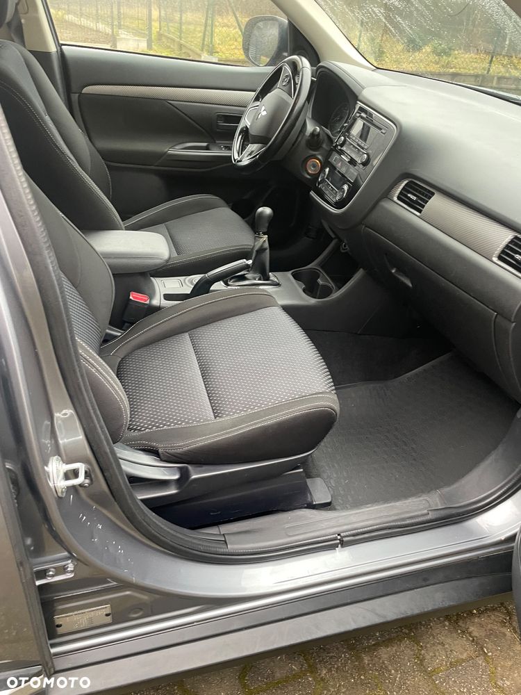 Mitsubishi Outlander 2.0 Invite + 2WD - 13