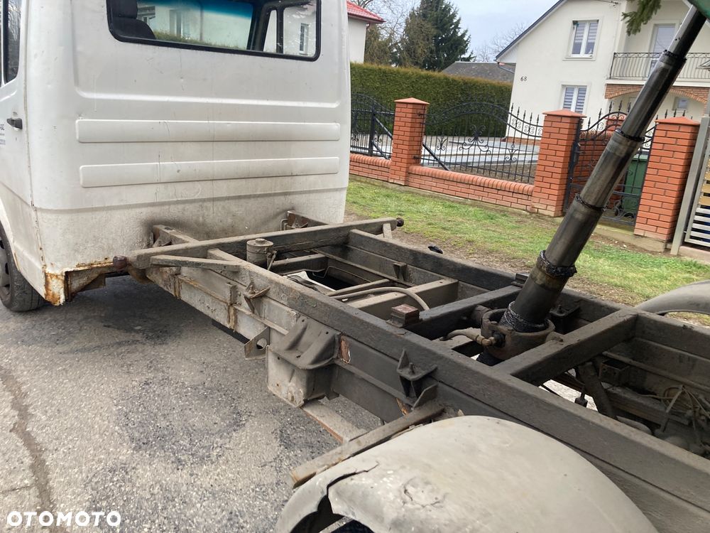 Mercedes-Benz 410 - 8