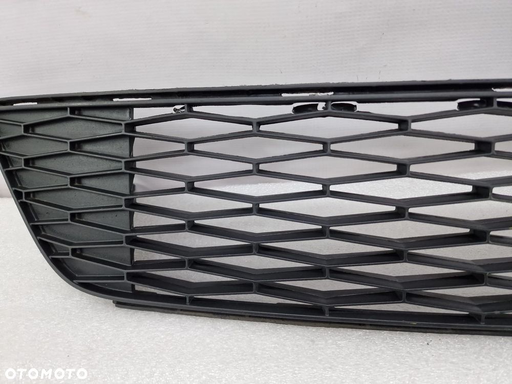SEAT TOLEDO 4 IV 6JA 11- KRATKA ŚRODKOWA ZDERZAKA PRZEDNIEGO PRZÓD , NR 6JA853677 , NR AUKCJI KR373 - 3