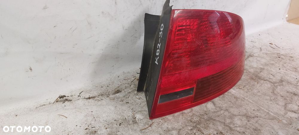 .  TYL TYLNA LAMPA PRAWA AUDI A4 B7 SEDAN - 2