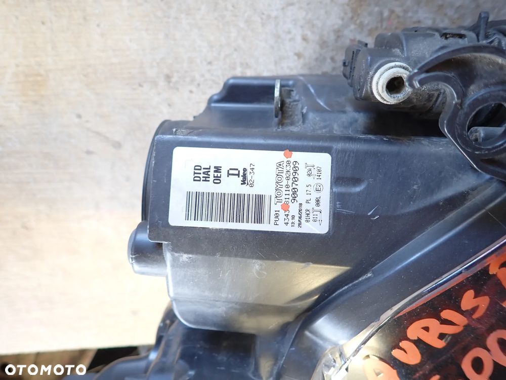 TOYOTA AURIS II LIFT LAMPA PRAWY PRZÓD - 2
