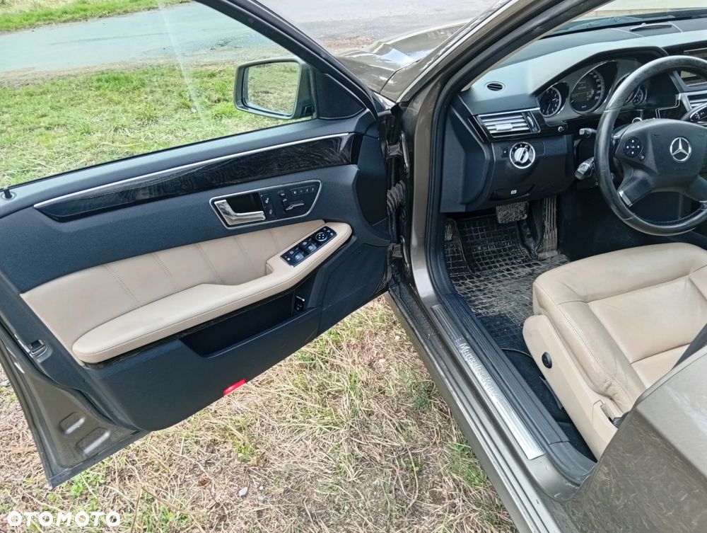 Mercedes-Benz Klasa E 300 CDI DPF BlueEFFICIENCY 7G-TRONIC Avantgarde - 24