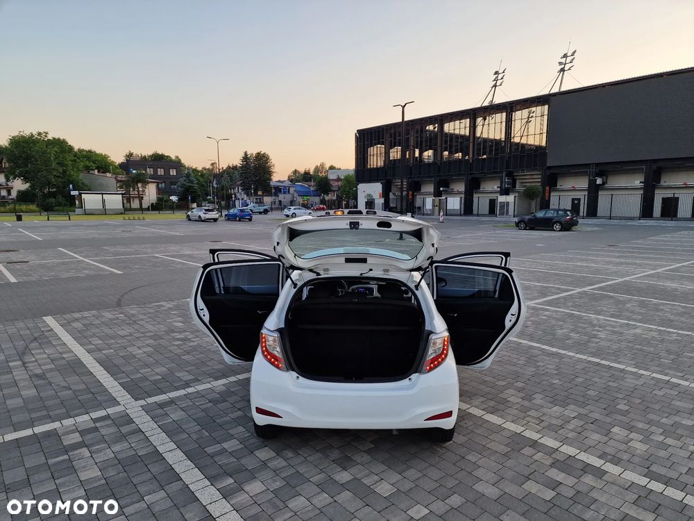 Toyota Yaris Hybrid 100 Business Edition - 16