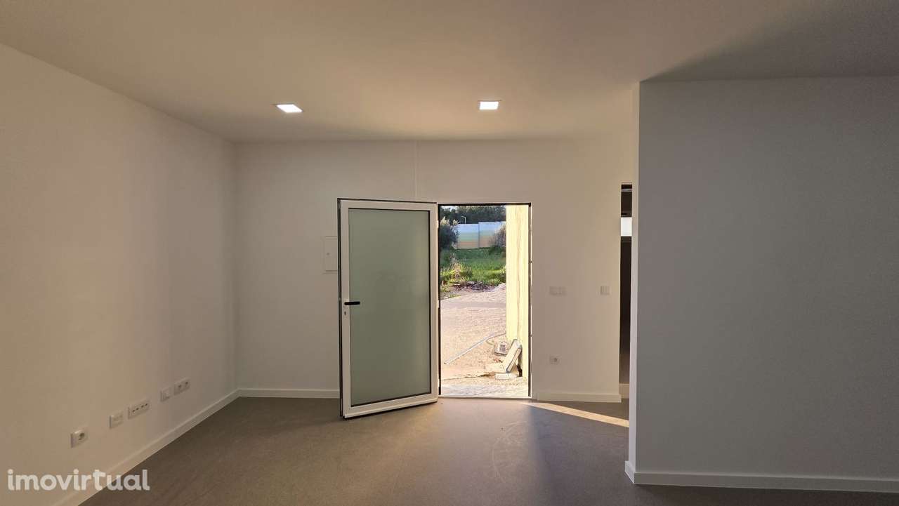 Moradia com dois apartamentos independentes com terreno e armazém. - Grande imagem: 3/55