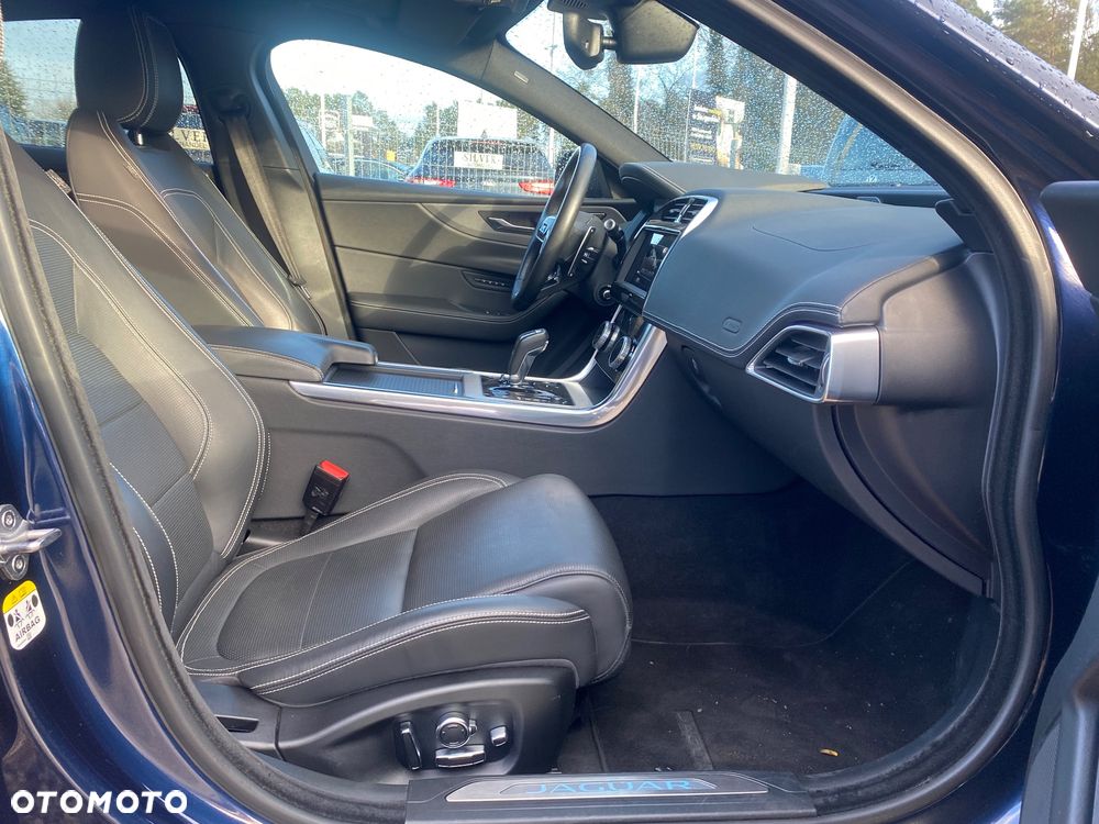 Jaguar XE P300 AWD R-Dynamic HSE - 20