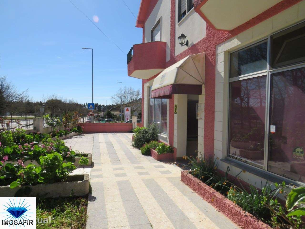 Excelente Residencial com restaurante / café - Grande imagem: 2/15
