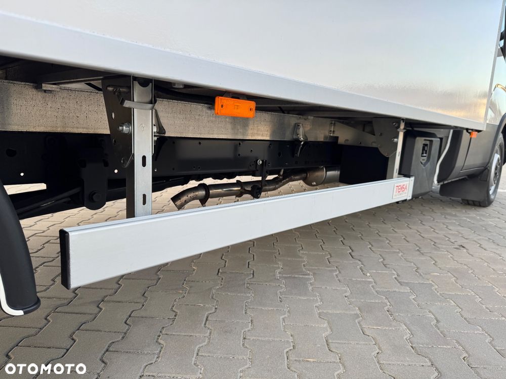 Iveco Daily 2022r‼️35S18‼️ 3.0 HI-MATIC Kontener 9 Palet Niski przebieg ‼️TEMPOMAT Aktywny Full LED Salon Polska Poduszki Pneumatyczne 4.50x2.20x2.20 z tyłu drzwi NAVI 3.5T Bogata Wersja Lekka zabudowa - 20