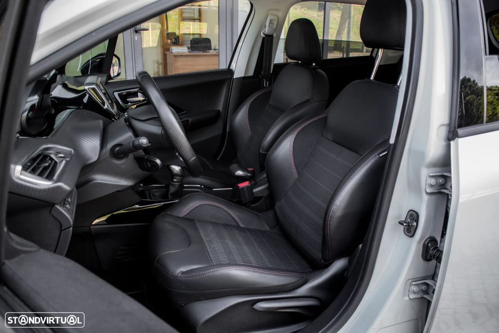 Peugeot 2008 1.2 PureTech GT Line - 24