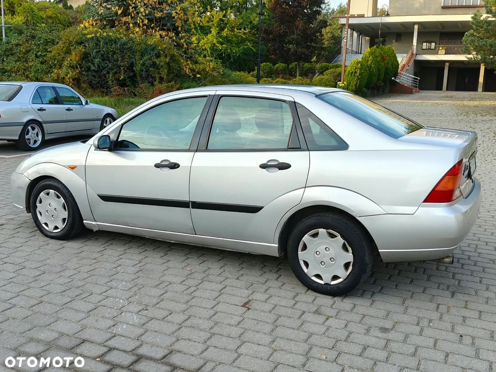 Ford Focus 1.6 Ghia - 23
