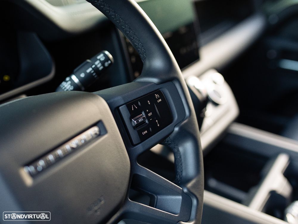 Land Rover Defender 2.0 P300e 110 AWD X-Dynamic SE - 31