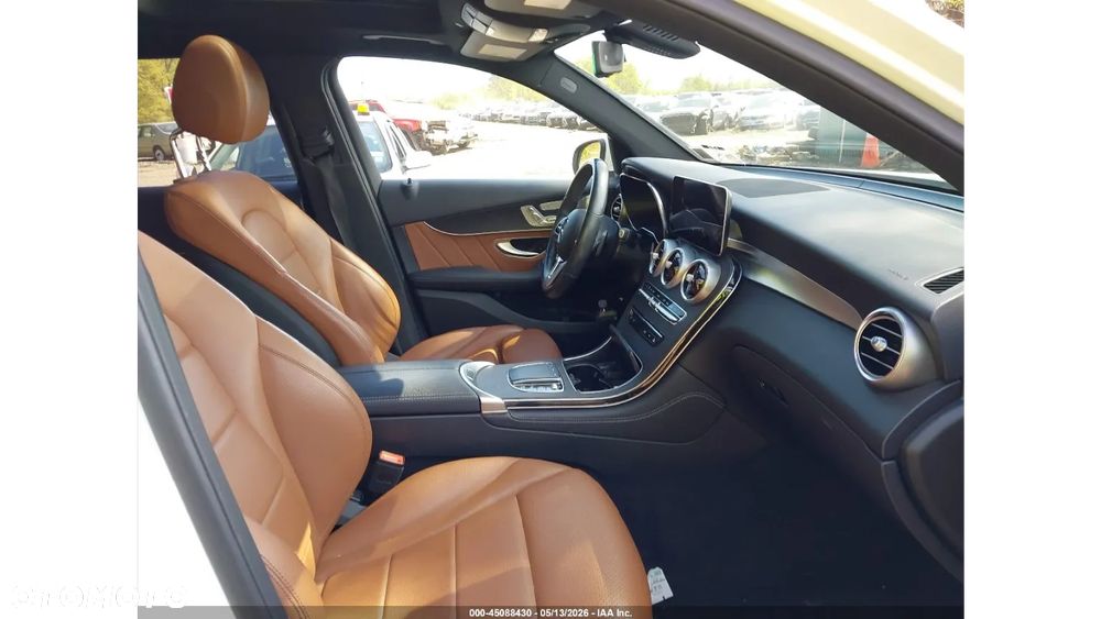 Mercedes-Benz GLC 300 4Matic 9G-TRONIC AMG Line - 11