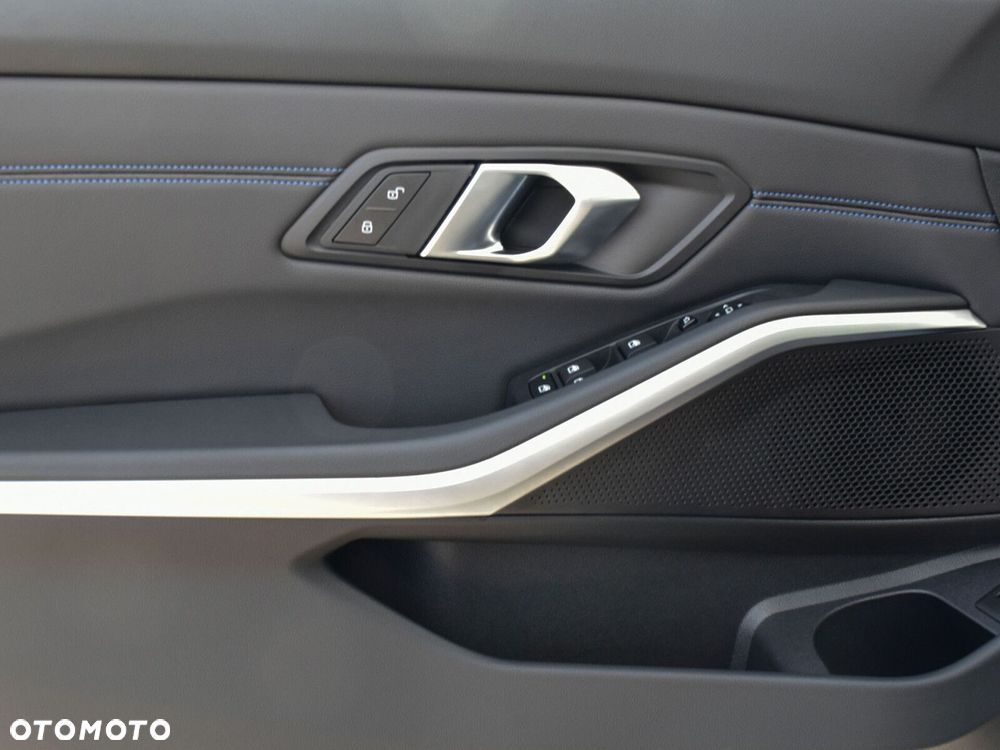 BMW Seria 3 330i xDrive M Sport - 21
