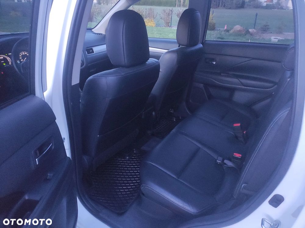 Mitsubishi Outlander Instyle NAVI + - 12