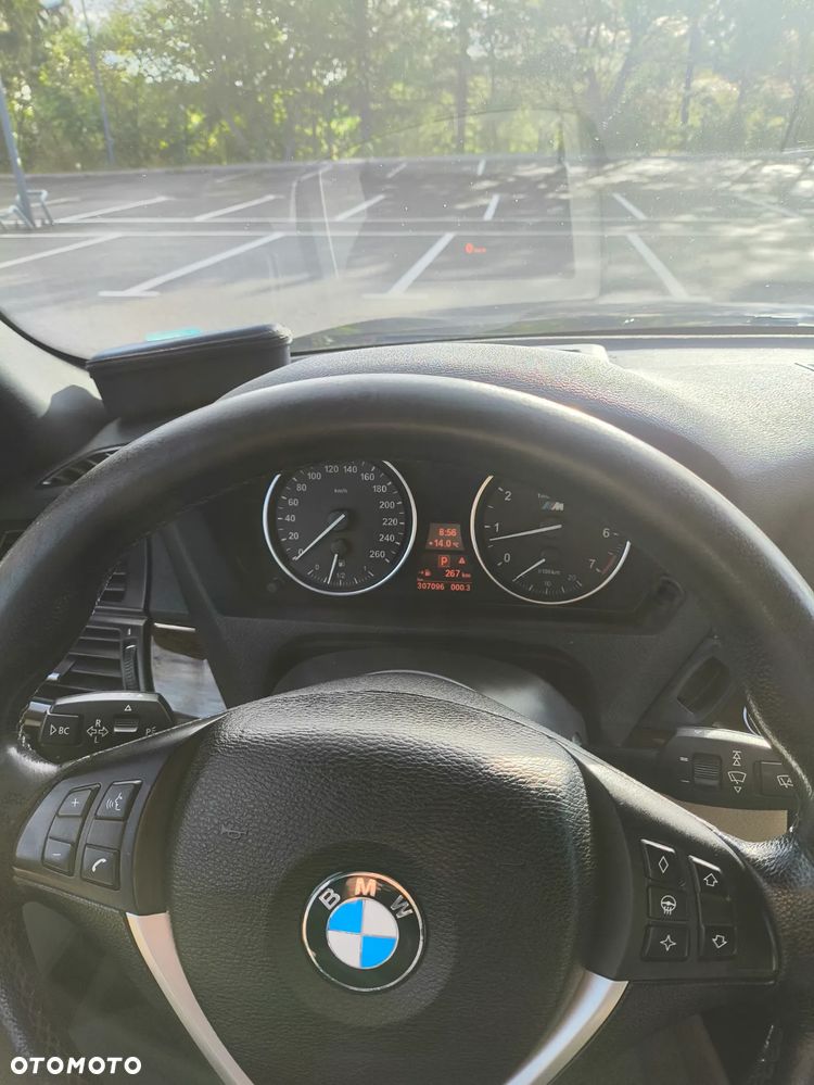 BMW X5 4.8i - 5