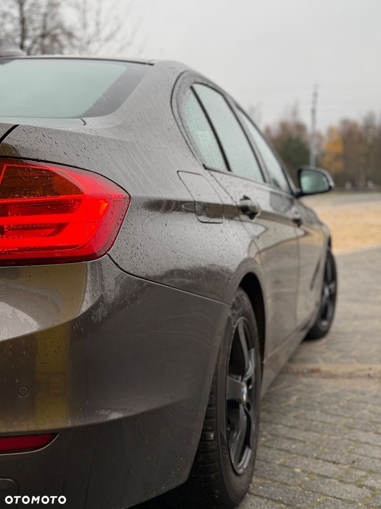 BMW Seria 3 320i xDrive - 26