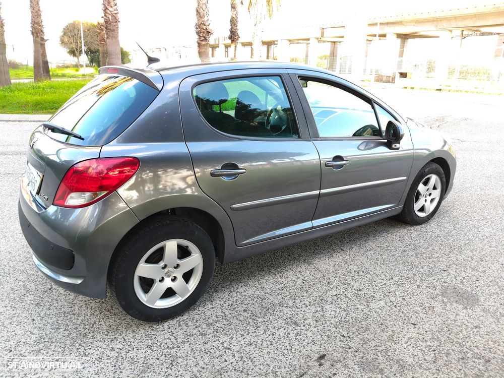 Peugeot 207 1.4 16V SE Millesim 200 Anos - 9