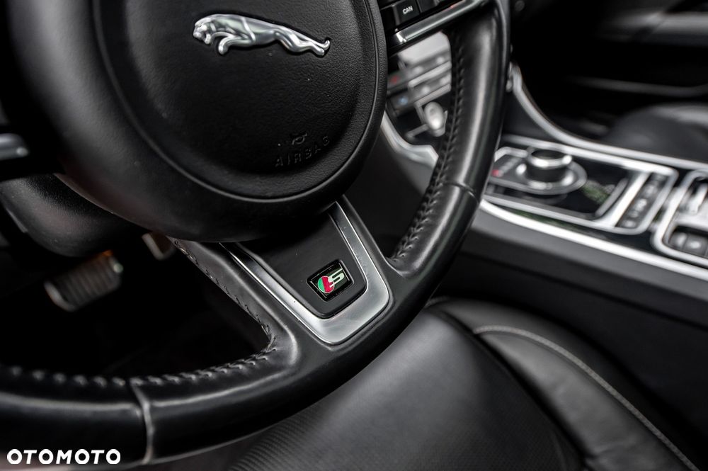 Jaguar XE - 31