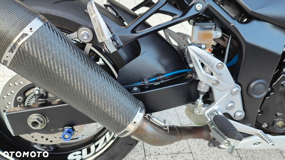 Suzuki GSR - 13