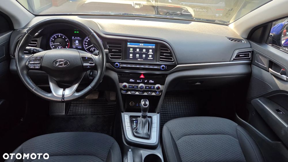 Hyundai Elantra 1.6 Comfort Premiere - 18