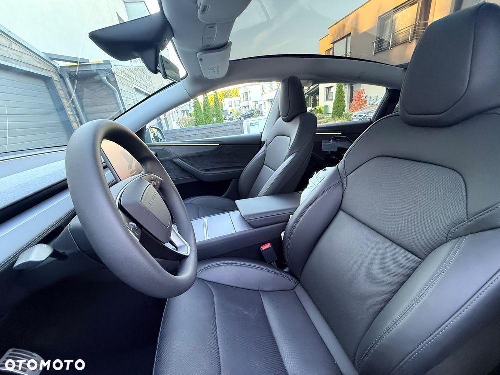 Tesla Model Y Long Range AWD - 17