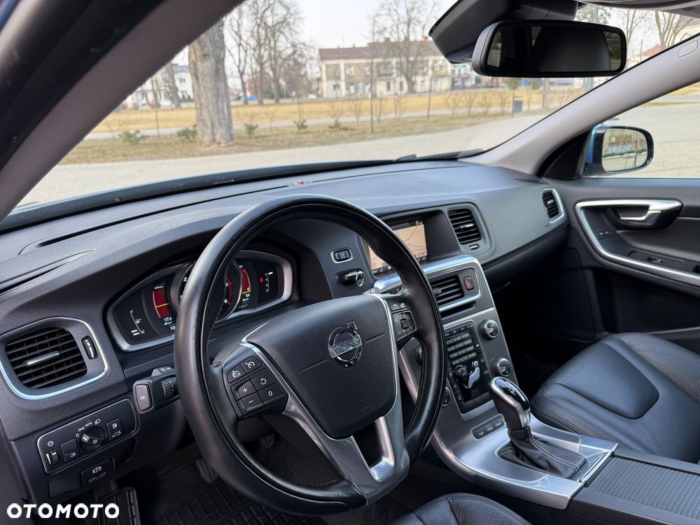 Volvo V60 D6 AWD Plug-in Hybrid Momentum - 27