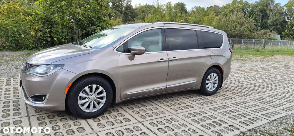 Chrysler Pacifica - 11
