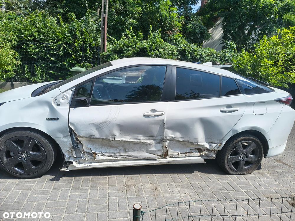 Toyota Prius (Hybrid) - 4