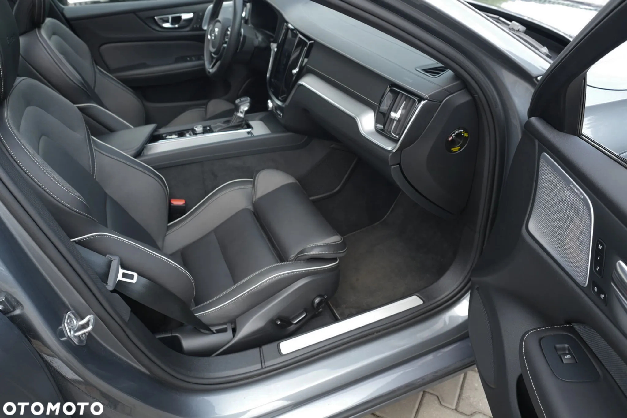 Volvo S60 T5 R-Design - 21