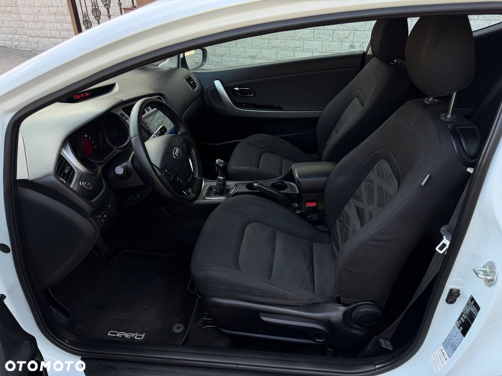 Kia Ceed 1.6 GDI Dream Team Edition - 18