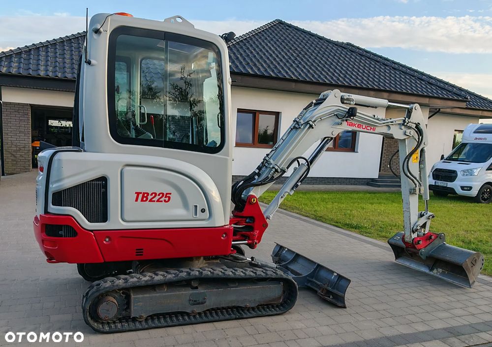 Takeuchi TB225 - 4