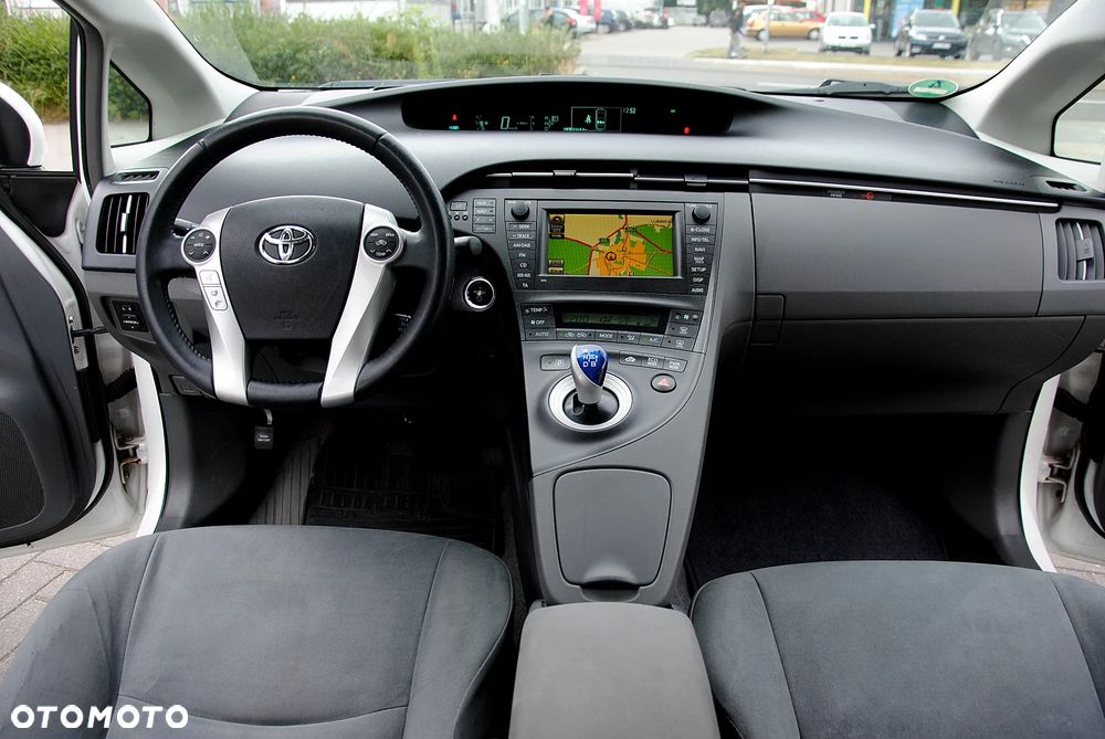 Toyota Prius (Hybrid) Executive - 12
