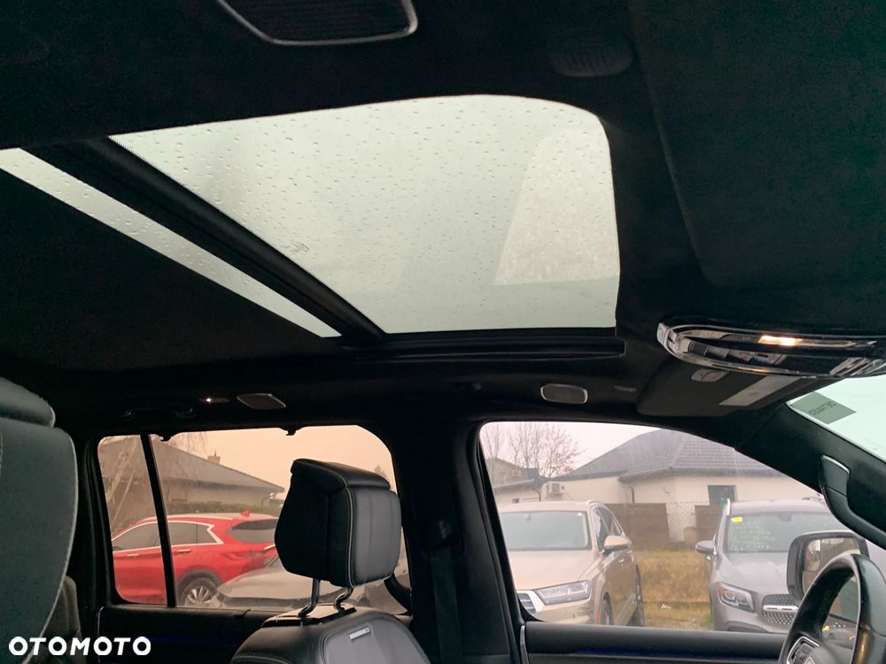 Jeep Grand Wagoneer - 19