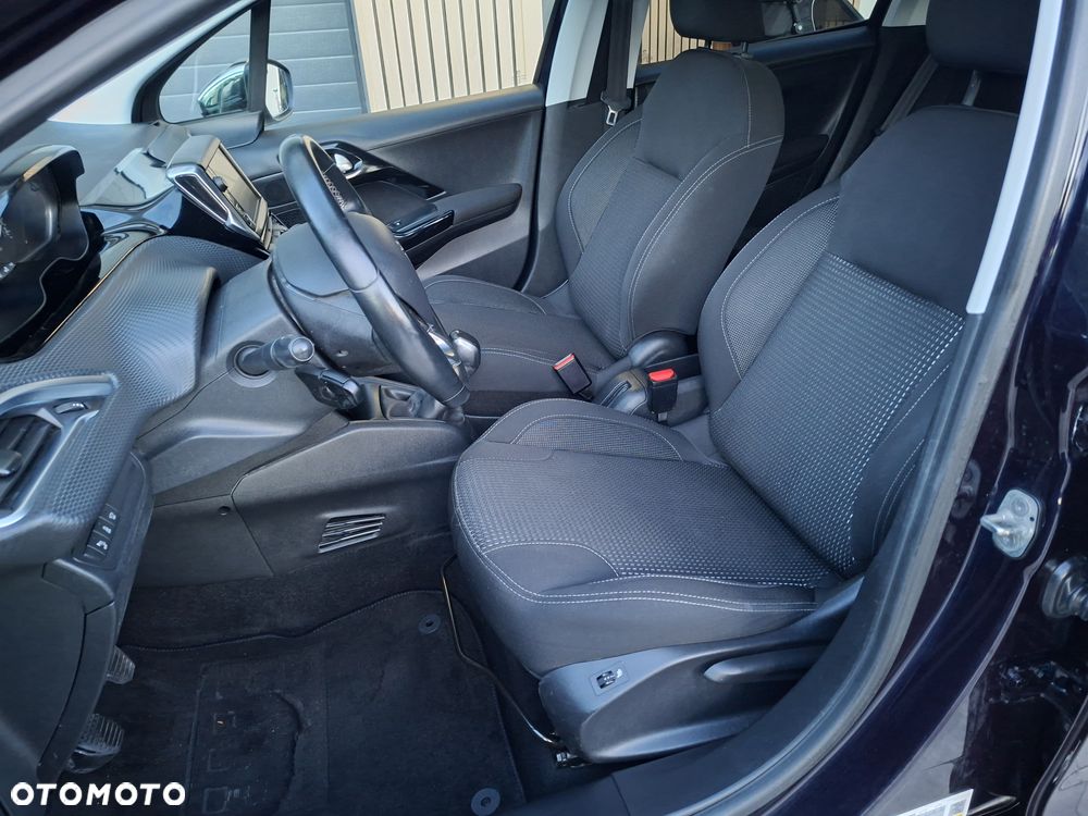 Peugeot 208 - 8