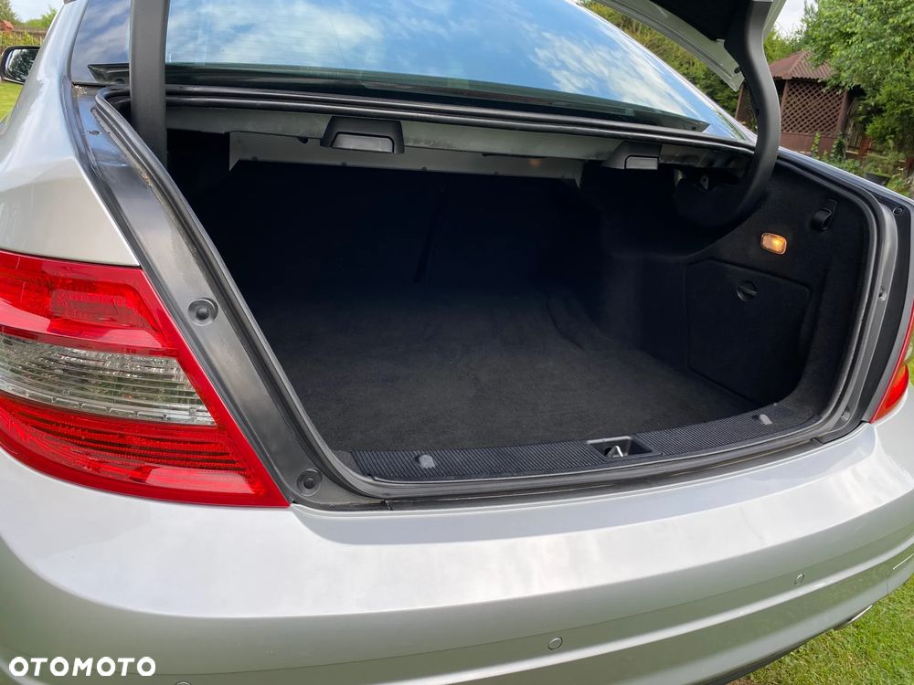 Mercedes-Benz Klasa C 300 Avantgarde 4-Matic - 13