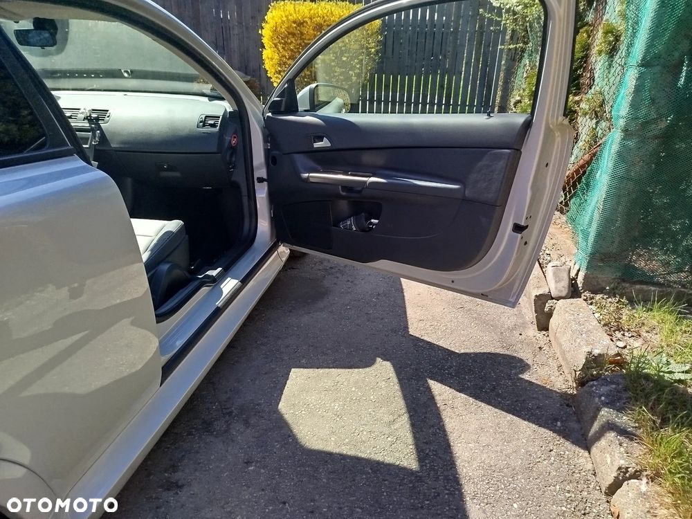 Volvo C30 D2 R-Design - 3