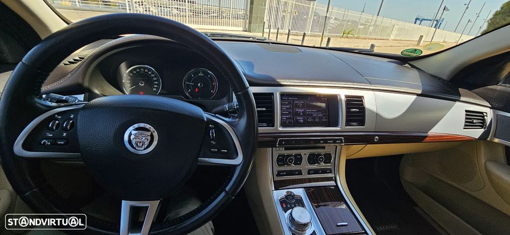 Jaguar XF 2.2 D Premium Luxury - 21