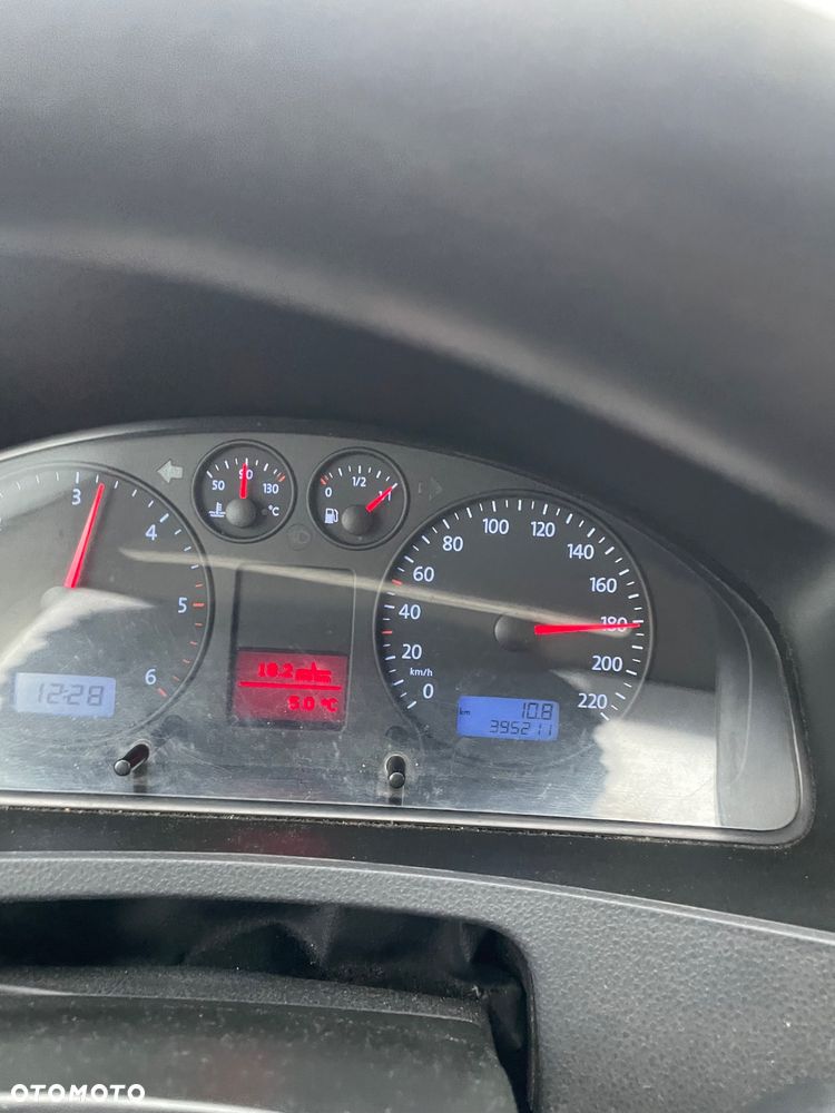 Volkswagen VW T5 2.5 131 KM long webasto klima hak 3 miejsca volkswagen transporter - 2