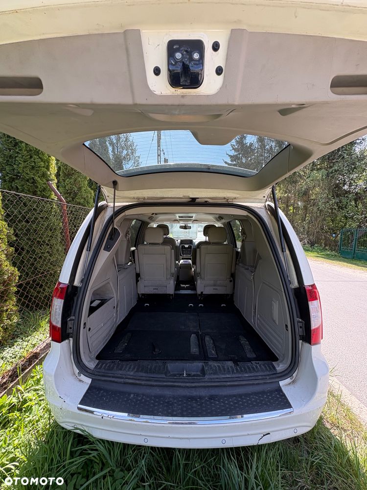 Chrysler Town & Country - 7