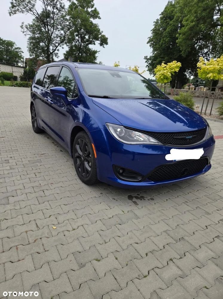 Chrysler Pacifica - 1