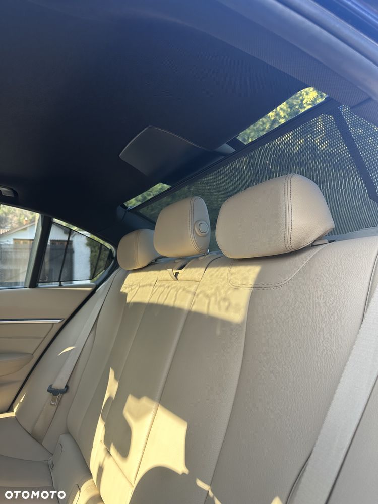 BMW Seria 3 328i Luxury Line - 18