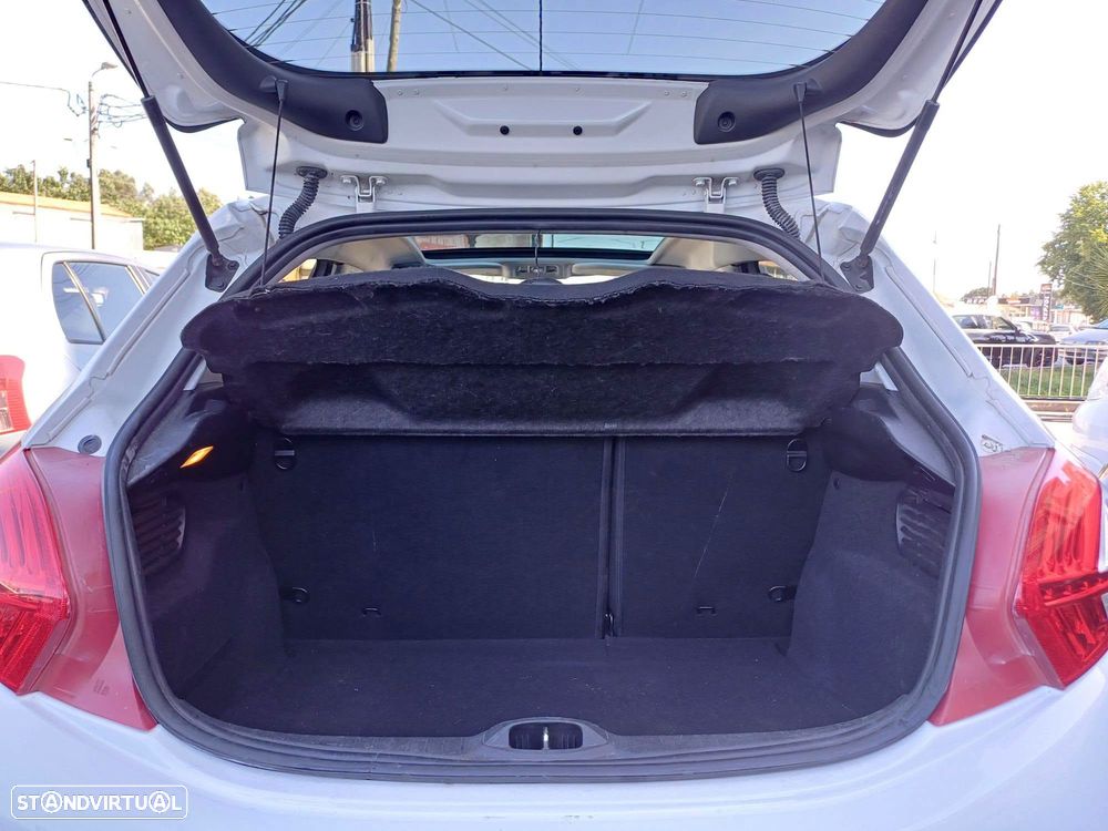 Peugeot 208 82 VTI Allure - 12