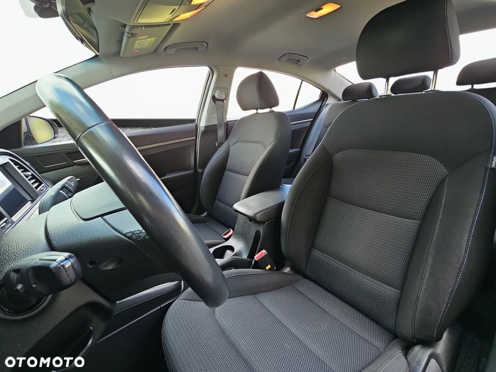 Hyundai Elantra 1.6 Comfort - 12