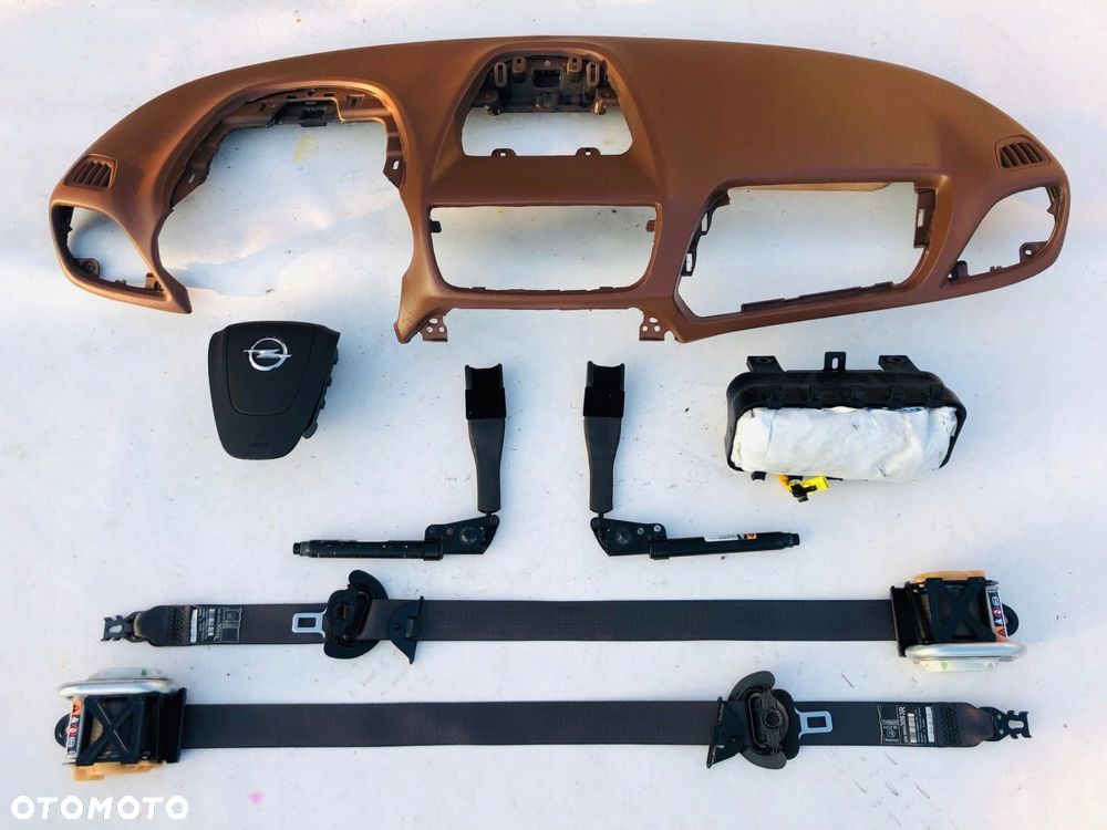 opel mokka brąz deska kokpit konsola poduszki pasy - 1