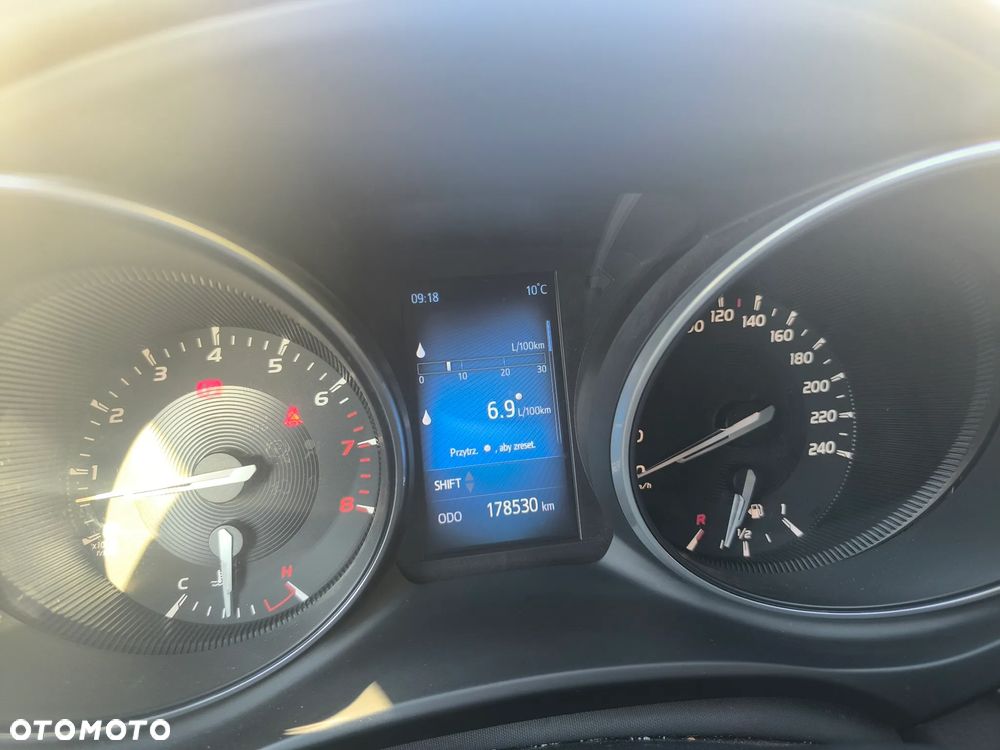 Toyota Avensis 1.8 Premium - 8