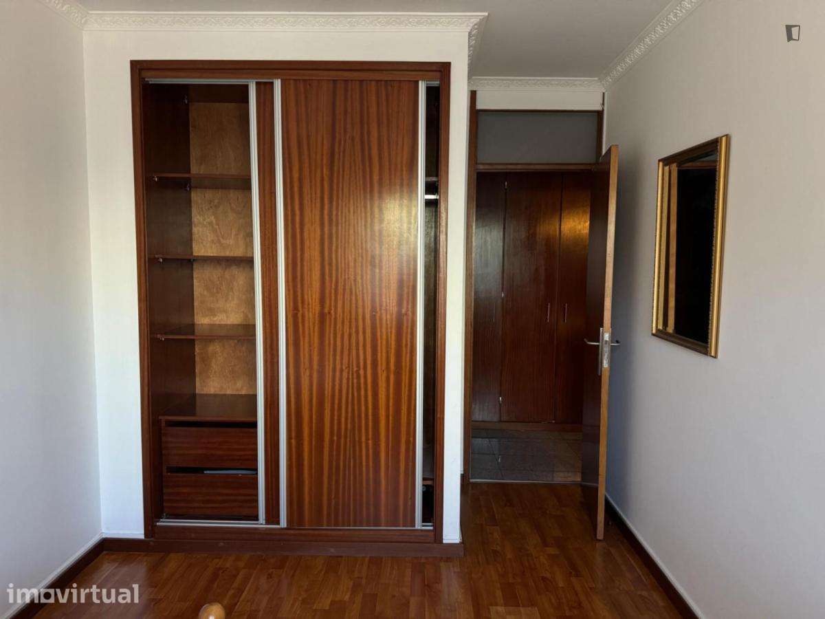 Quarto - localizado em Senhora da Hora Porto - Grande imagem: 3/7