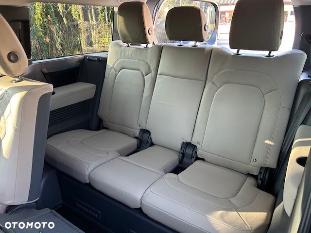 Land Rover Defender - 26