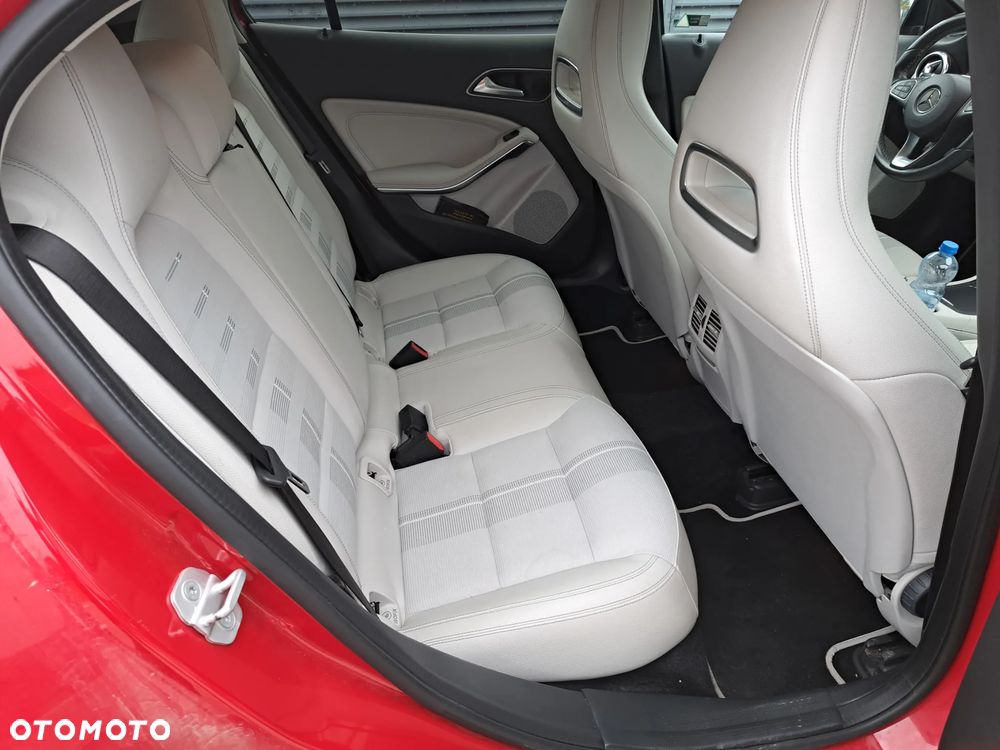 Mercedes-Benz GLA 180 d 7G-DCT Urban - 12