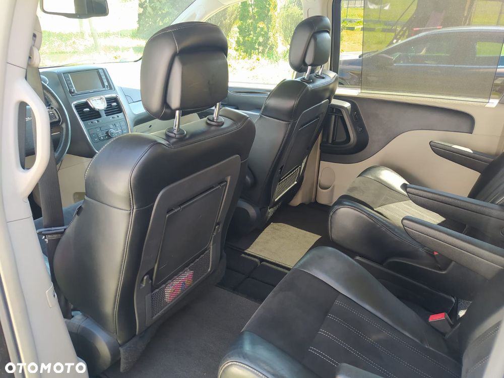 Chrysler Town & Country 3.6 Limited - 38