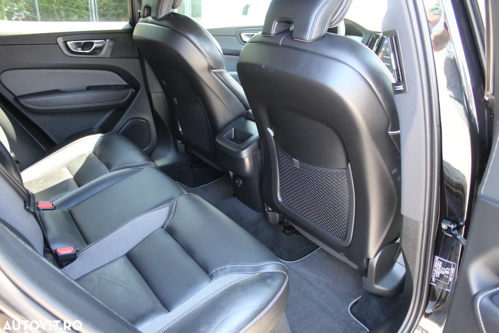 Volvo XC 60 B4 MHEV AWD R-Design - 12